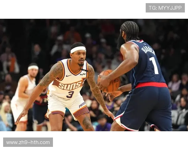 比尔赛季报销后首次现身快船训练场指导年轻球员 比尔赛季报销后首次现身快船训练场指导年轻球员