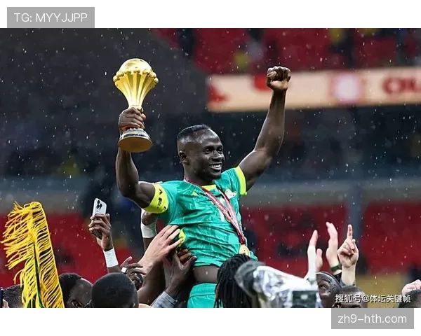 非洲国家杯预选赛看台现感人一幕：球迷高举已故传奇球星照片